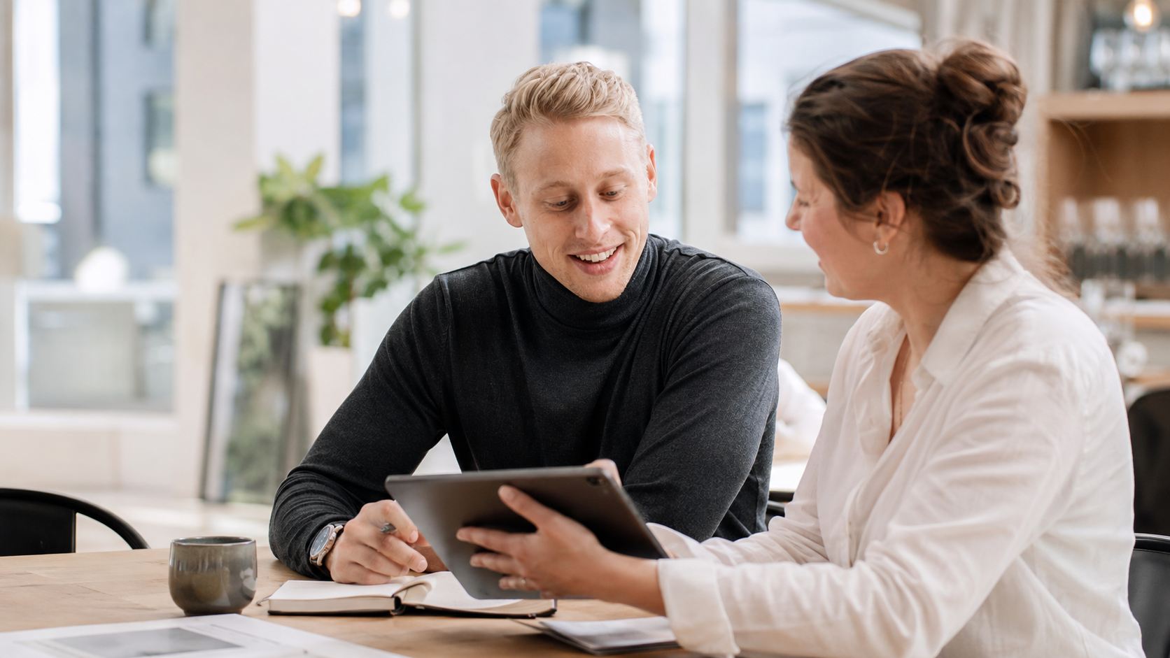 Adviseur presenteert projectmanagement en verandermanagement aan een team in een vergaderzaal